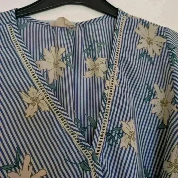 Sienna sky blue striped  white floral blouse size large - Picture 6 of 8
